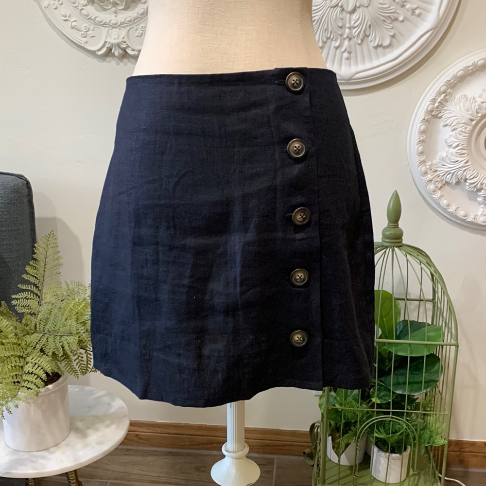 Button closure skirt